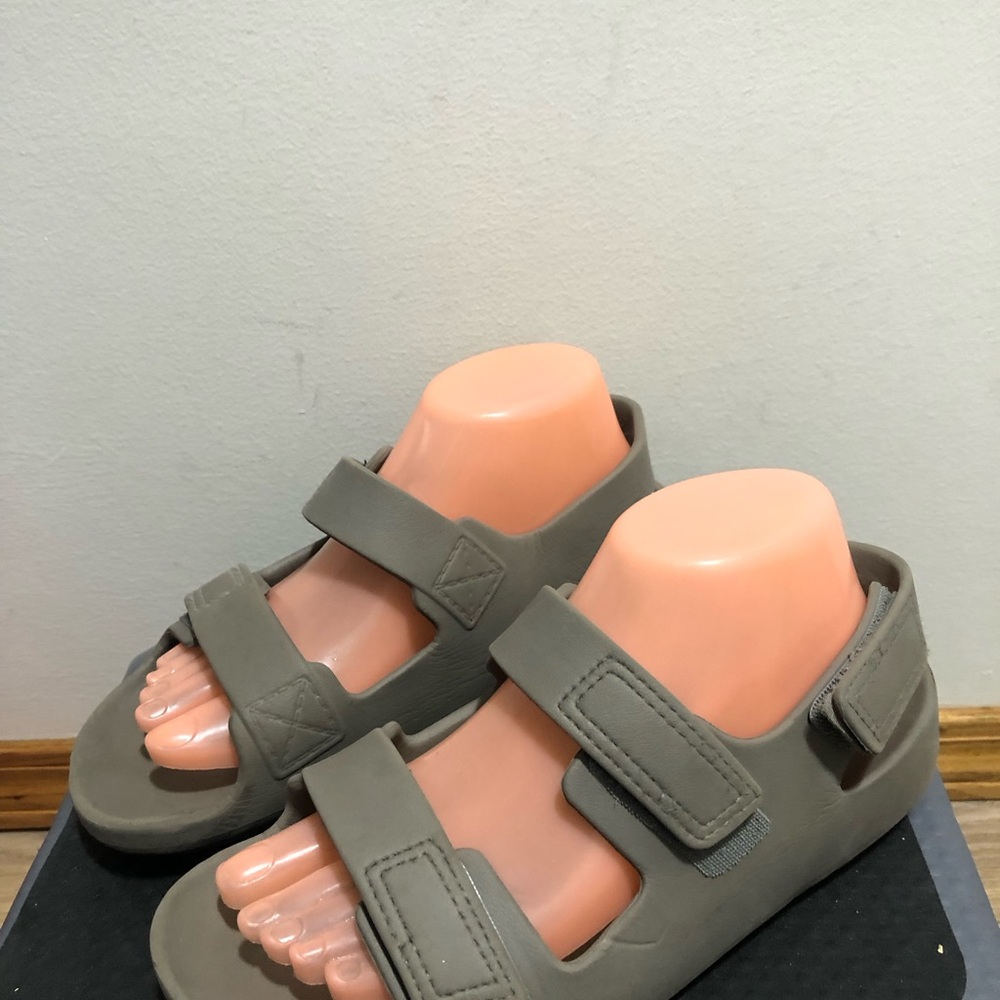Art Class Women’s Gray Ankle Strap Water Sandals Size 9